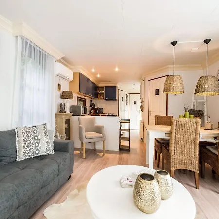 Urbane In With Terrace And Garden Holiday home