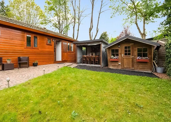 Urbane In With Terrace And Garden بيت للعطل