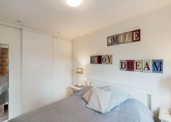 Urbane In With Terrace And Garden بيت للعطل