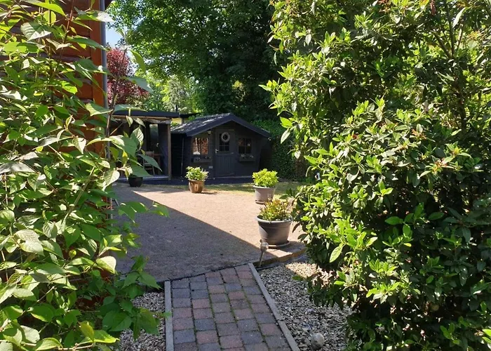 Urbane In With Terrace And Garden بيت للعطل