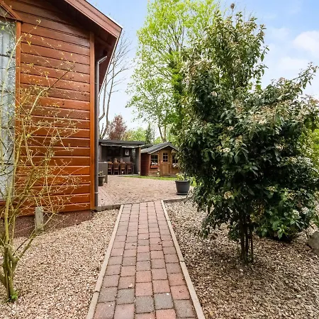 בית נופש Urbane In With Terrace And Garden *