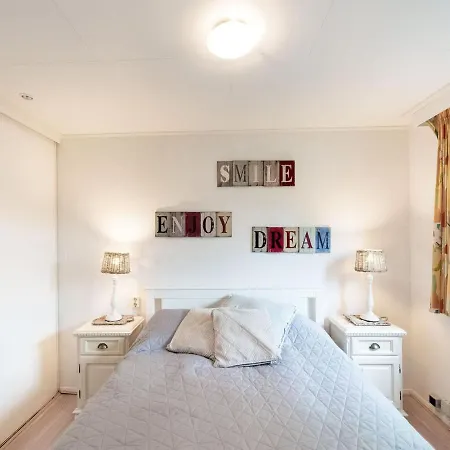 בית נופש Urbane In With Terrace And Garden *