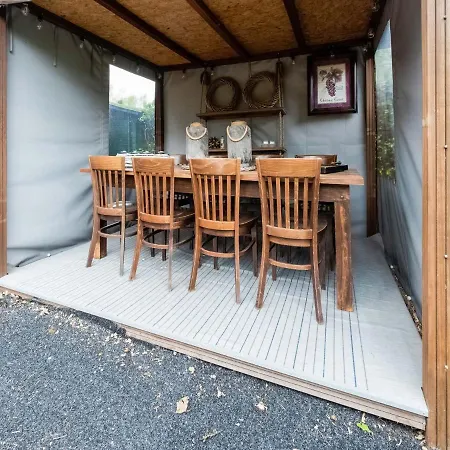 Urbane In With Terrace And Garden *