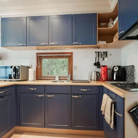 Urbane In With Terrace And Garden * חרדרן