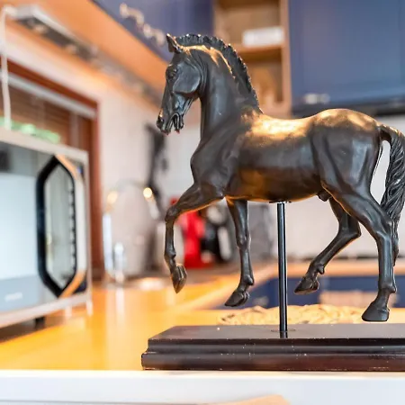 Urbane In With Terrace And Garden *