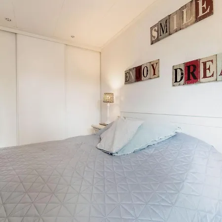 בית נופש Urbane In With Terrace And Garden *