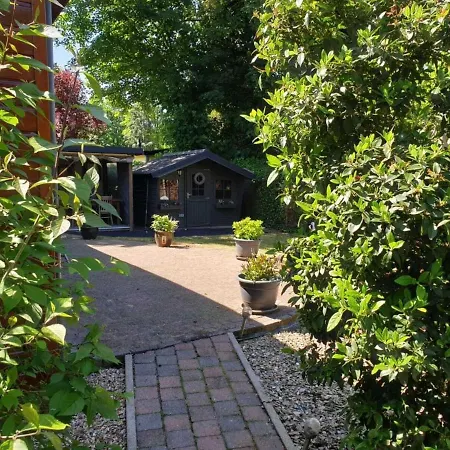 Urbane In With Terrace And Garden בית נופש