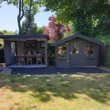 בית נופש Urbane In With Terrace And Garden חרדרן