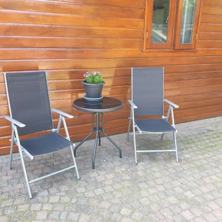 בית נופש Urbane In With Terrace And Garden חרדרן