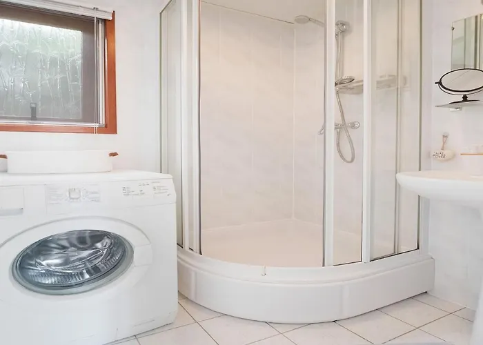 Urbane In With Terrace And Garden خارديرن